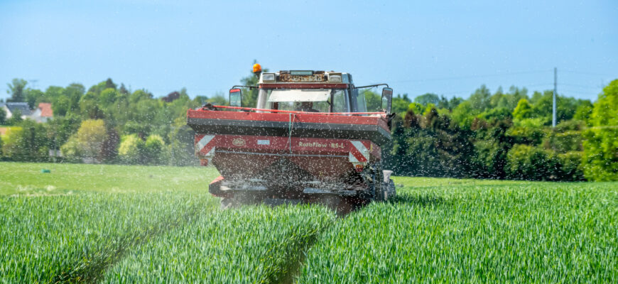 Nawożenie azotowe zbóż wiosną – jak dobrać dawkę, by nie przeinwestować